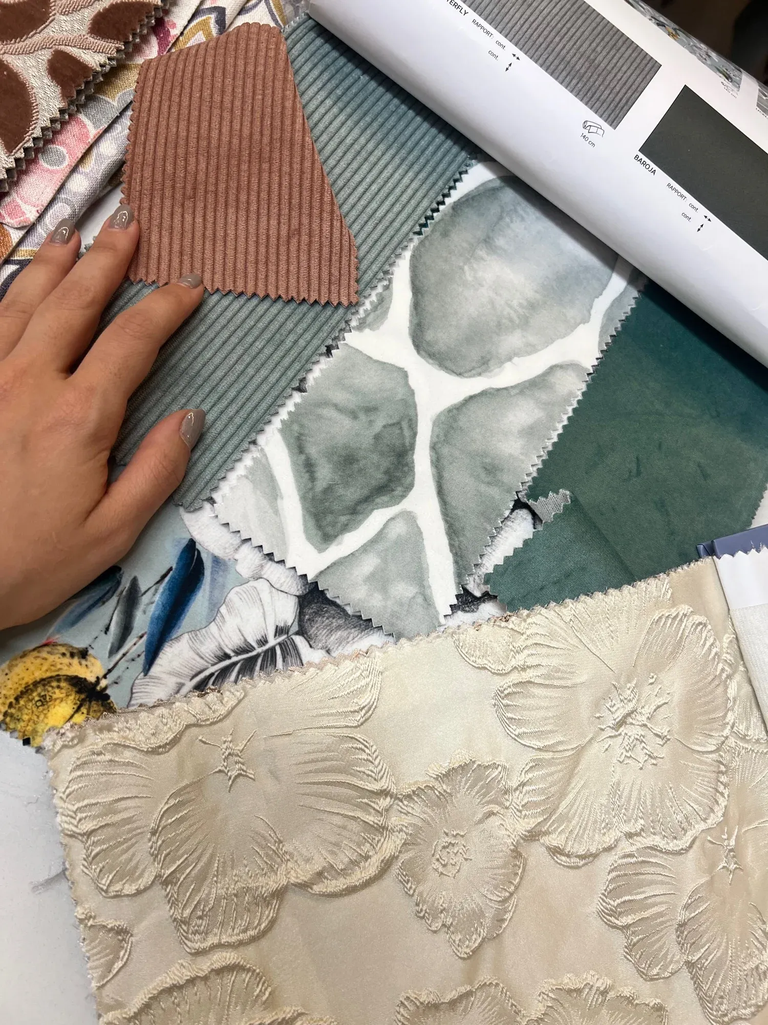 Muestras de telas y materiales sobre una mesa de trabajo